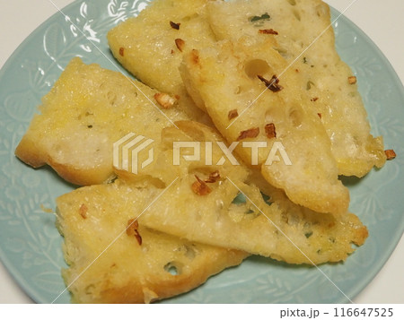 手作りパンのガーリックトースト、妻の手作り家庭料理、家庭で楽しむ夕ご飯、幸せ家族 116647525
