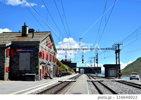 ベルニナ線最高標高駅・オスピツィオ・ベルニナ駅。無人駅ですが乗降客は多いです 116648022
