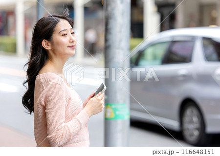 配車アプリでタクシーを待つ若い女性 配車アプリでタクシーを待つ若い女性 116648151