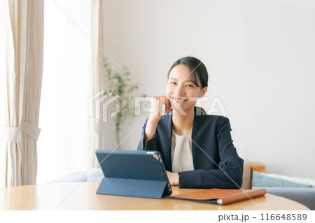 在宅ワークをする女性 116648589