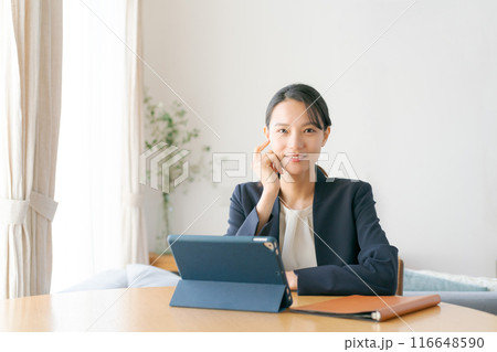 在宅ワークをする女性 在宅ワークをする女性 116648590