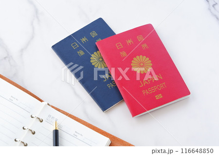 日本のパスポート(一般旅券10年用赤色と一般旅券5年用紺色)を用意して海外旅行を計画する 日本のパスポート(一般旅券10年用赤色と一般旅券5年用紺色)を用意して海外旅行を計画する 116648850
