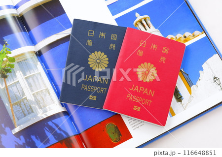 日本のパスポート(一般旅券10年用赤色と一般旅券5年用紺色)を用意して海外旅行を計画する 日本のパスポート(一般旅券10年用赤色と一般旅券5年用紺色)を用意して海外旅行を計画する 116648851