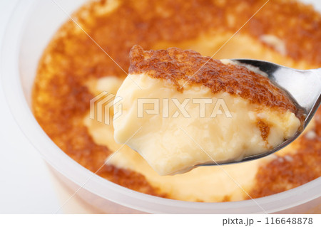 スプーンですくった焼きプリンのクローズアップ 116648878