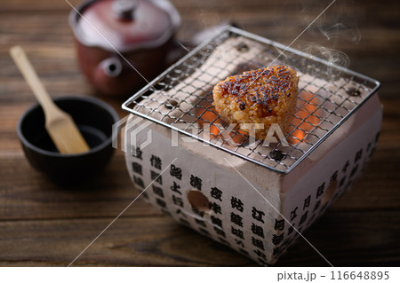 炭火焼きで焼きおにぎりを作る 炭火焼きで焼きおにぎりを作る 116648895