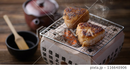 炭火焼きで焼きおにぎりを作る 116648906