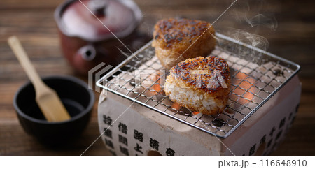 炭火焼きで焼きおにぎりを作る 116648910