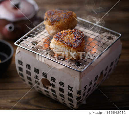 炭火焼きで焼きおにぎりを作る 116648912
