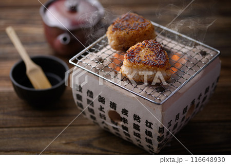 炭火焼きで焼きおにぎりを作る 116648930