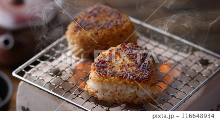炭火焼きで焼きおにぎりを作る 炭火焼きで焼きおにぎりを作る 116648934