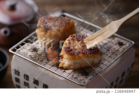 炭火焼きで焼きおにぎりを作る 炭火焼きで焼きおにぎりを作る 116648947