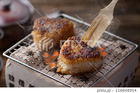炭火焼きで焼きおにぎりを作る 炭火焼きで焼きおにぎりを作る 116648954