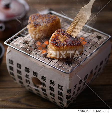 炭火焼きで焼きおにぎりを作る 116648957