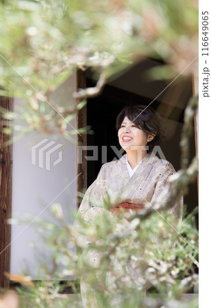 縁側で佇む和服の女性 116649065