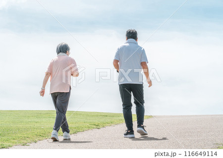 公園でウォーキング・有酸素運動する高齢者夫婦(シニア・男女) 公園でウォーキング・有酸素運動する高齢者夫婦(シニア・男女) 116649114