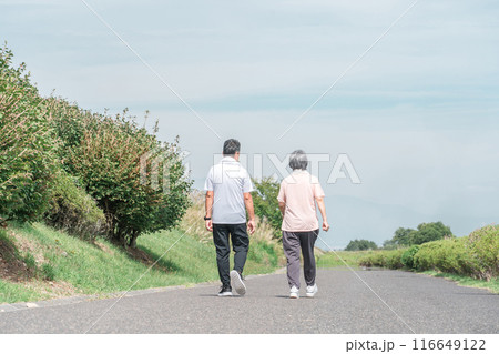 公園でウォーキング・有酸素運動する高齢者夫婦（シニア・男女） 116649122