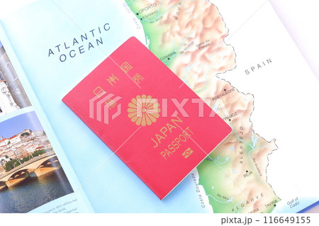 日本のパスポート（一般旅券10年用赤色）を用意して、海外旅行を計画しているイメージ 116649155