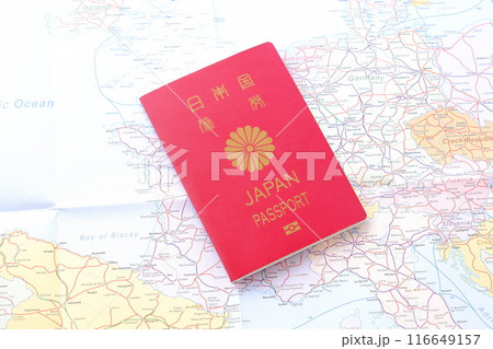 日本のパスポート（一般旅券10年用赤色）を用意して、海外旅行を計画しているイメージ 116649157