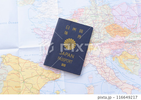 日本のパスポート（一般旅券5年用紺色）を用意して、海外旅行を計画しているイメージ 116649217