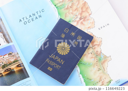 日本のパスポート（一般旅券5年用紺色）を用意して、海外旅行を計画しているイメージ 116649223