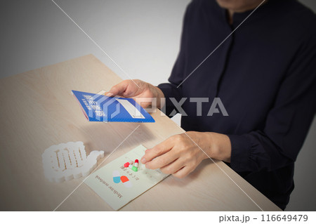 健康手帳と薬 医療イメージ 健康手帳と薬 医療イメージ 116649479