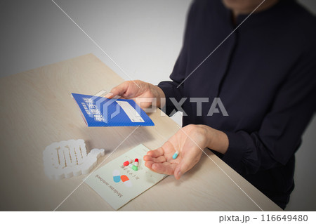 健康手帳と薬　医療イメージ　 116649480
