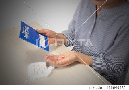 健康手帳と薬 医療イメージ 健康手帳と薬 医療イメージ 116649482