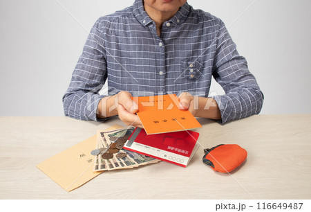 年金手帳とお金のイメージ 年金手帳とお金のイメージ 116649487