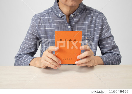 年金手帳とお金のイメージ 116649495