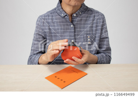 年金手帳とお金のイメージ 116649499