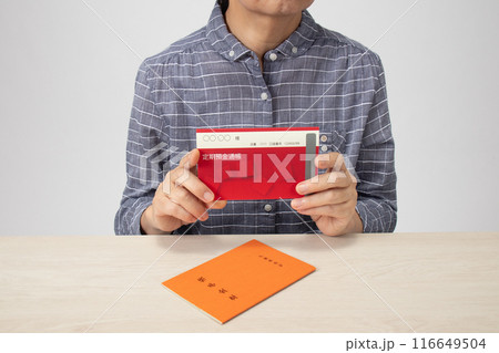 年金手帳とお金のイメージ 116649504