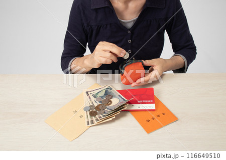 年金手帳とお金のイメージ 116649510