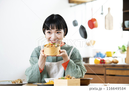 お弁当を作る若い女性 116649584