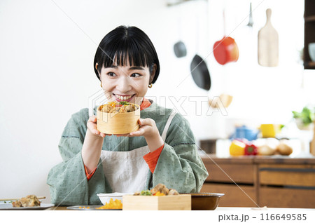 お弁当を作る若い女性 お弁当を作る若い女性 116649585