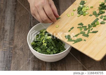 ニラを切る　まな板　包丁 ニラ丼を作る 116649735
