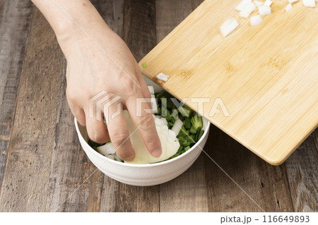 玉ねぎを切る まな板 包丁 ニラ丼を作る 玉ねぎを切る まな板 包丁 ニラ丼を作る 116649893