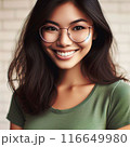 眼鏡をかけた若い女性 116649980
