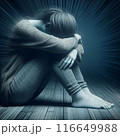 うずくまり悩む女性 116649988