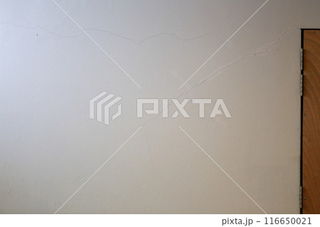 Cracked Textured white Wall Background 116650021
