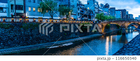 中島川と眼鏡橋の夜景ライトアップ パノラマ 【長崎市】 中島川と眼鏡橋の夜景ライトアップ パノラマ 【長崎市】 116650340
