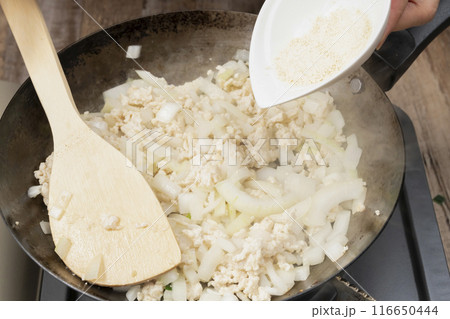 玉ねぎと挽肉を炒める　ニラ丼を作る 116650444
