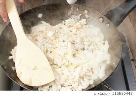 玉ねぎと挽肉を炒める ニラ丼を作る 玉ねぎと挽肉を炒める ニラ丼を作る 116650448