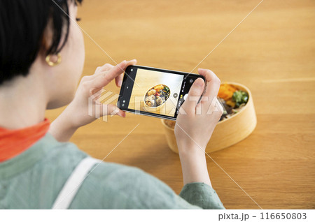 お弁当の写真を撮る若い女性 116650803