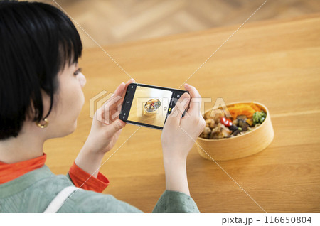 お弁当の写真を撮る若い女性 お弁当の写真を撮る若い女性 116650804
