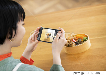 お弁当の写真を撮る若い女性 116650806