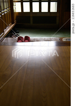 太陽光が差し込む古民家の上がり框 116651683
