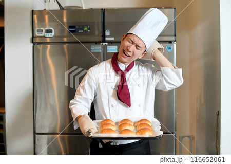 パンを製造する悩み顔の若い男性 パンを製造する悩み顔の若い男性 116652061