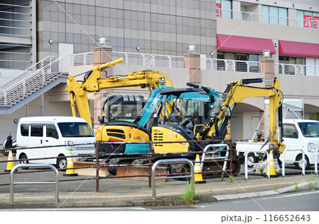 駐車場で準備中の工事用重機 駐車場で準備中の工事用重機 116652643