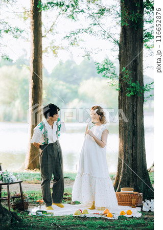 ピクニックをしながら前撮り撮影をする新郎新婦 116652876