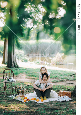 ピクニックをしながら前撮り撮影をする新郎新婦 ピクニックをしながら前撮り撮影をする新郎新婦 116652915